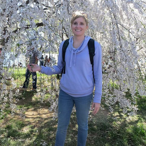 headshot photo of Laura Thompson