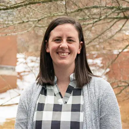 Headshot photo of Lisa Izzo